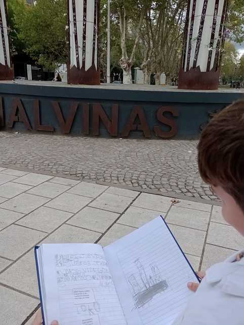 Visita a la Plaza Islas Malvinas Visita a la Plaza Islas Malvinas