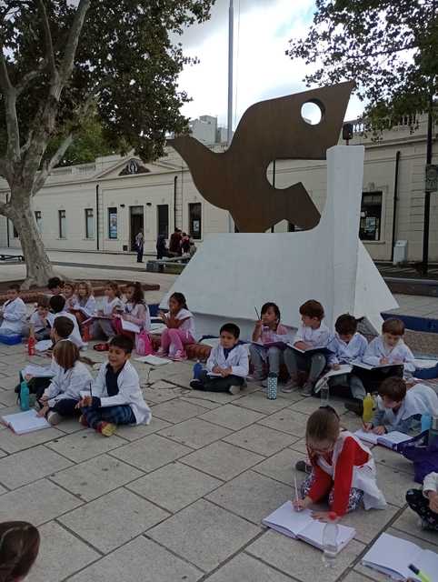 Visita a la Plaza Islas Malvinas Visita a la Plaza Islas Malvinas