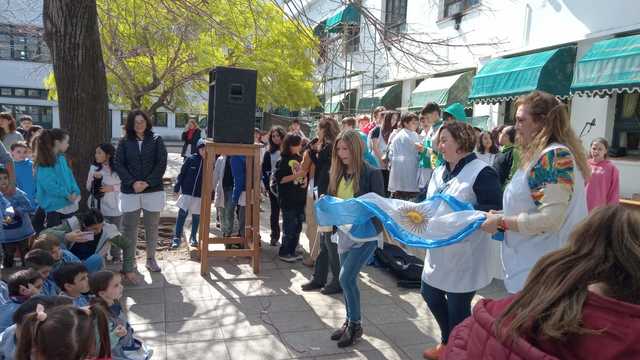 Feliz día a nuestras maestras y maestros Feliz día a nuestras maestras y maestros