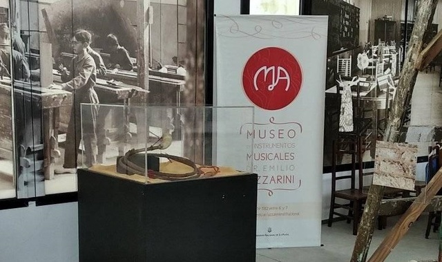 Muestra de instrumentos musicales de pueblos originarios.